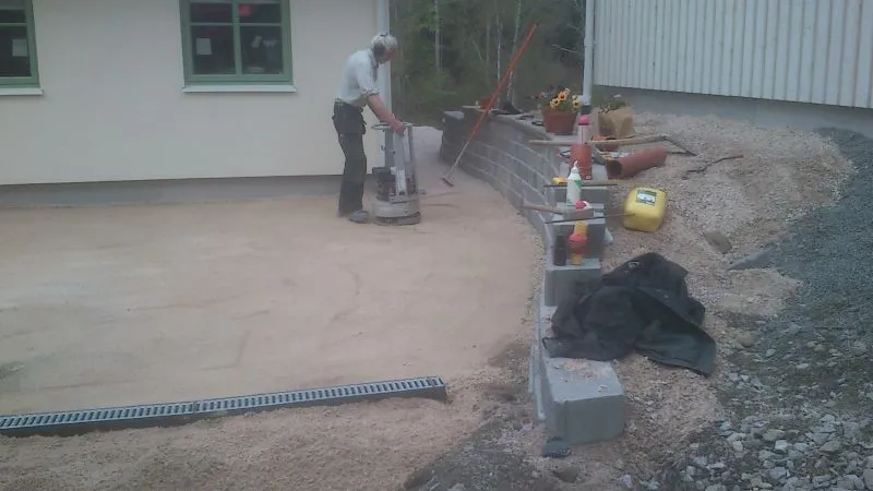 Tomtplanering med marksten och stödmur