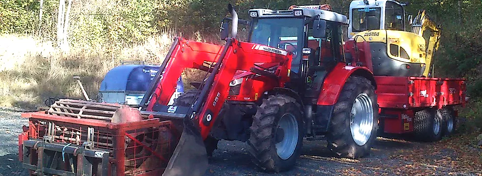Traktor med lastare, lastväxlarvagn och grävmaskin