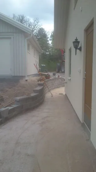 Stödmur av betongblock vid entré