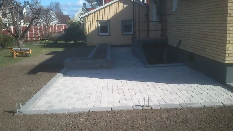 Återställd gång med marksten efter husdränering